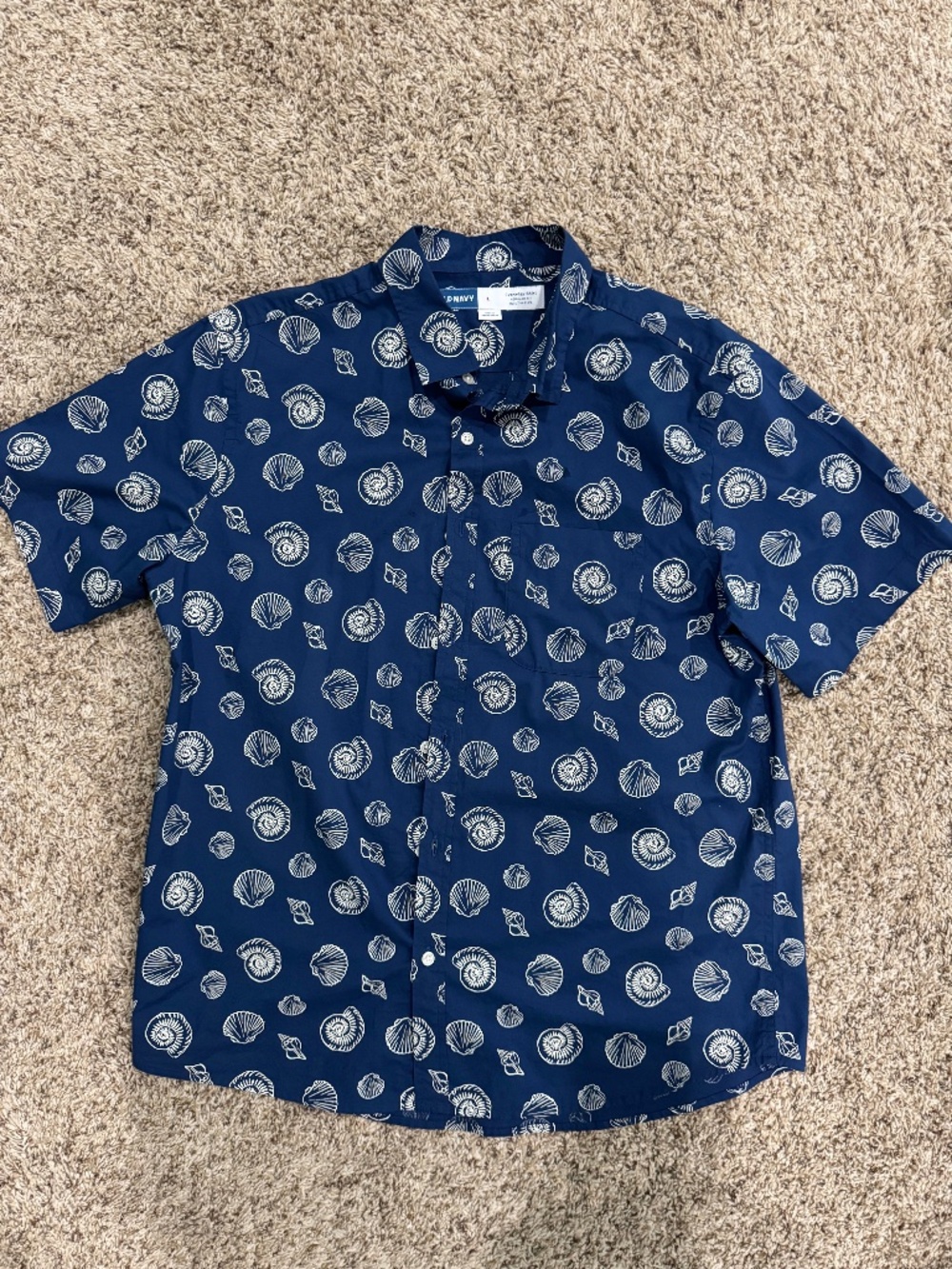 Old Navy Men's Regular Fit Everyday Shirt size Large blue with white shells NWOT